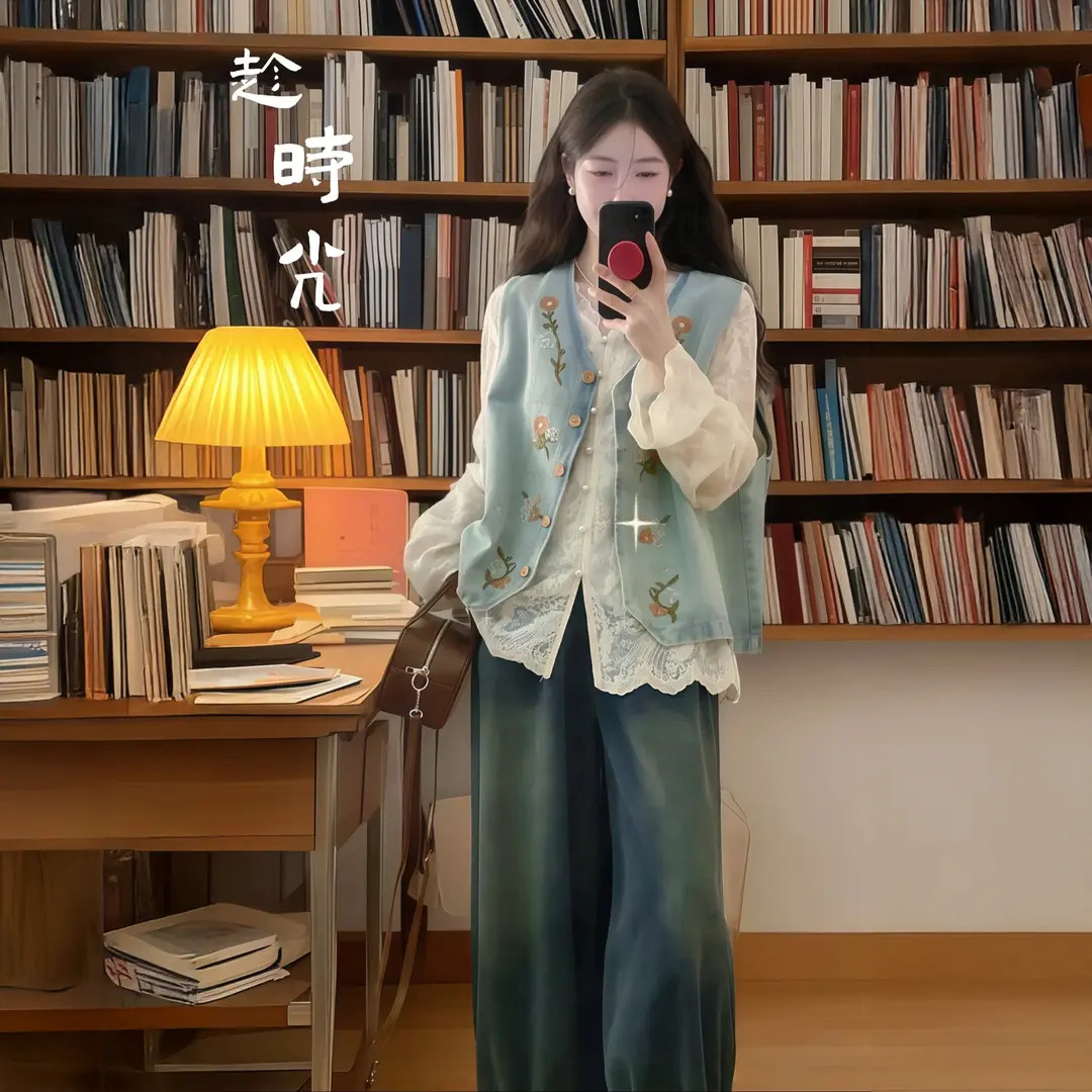 初秋穿搭一整套高级感复古牛仔刺绣马甲蕾丝衬衫上衣阔腿裤套装女