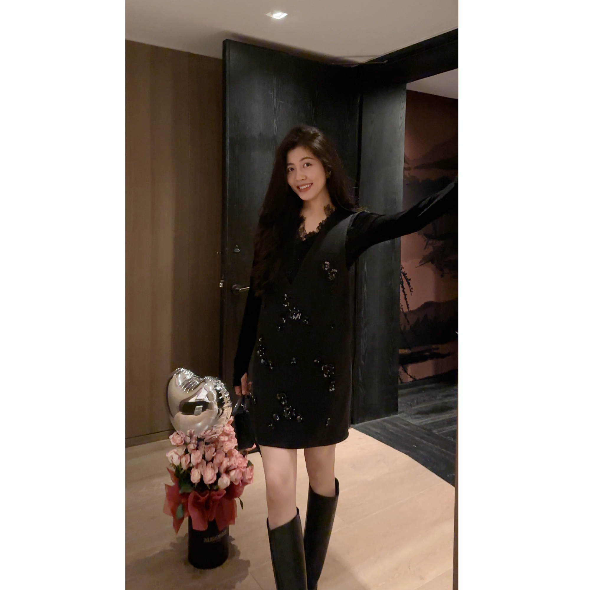 N.COU妮蔻25秋新款时髦气质高级感V领无袖重工钉珠连衣裙DY61116