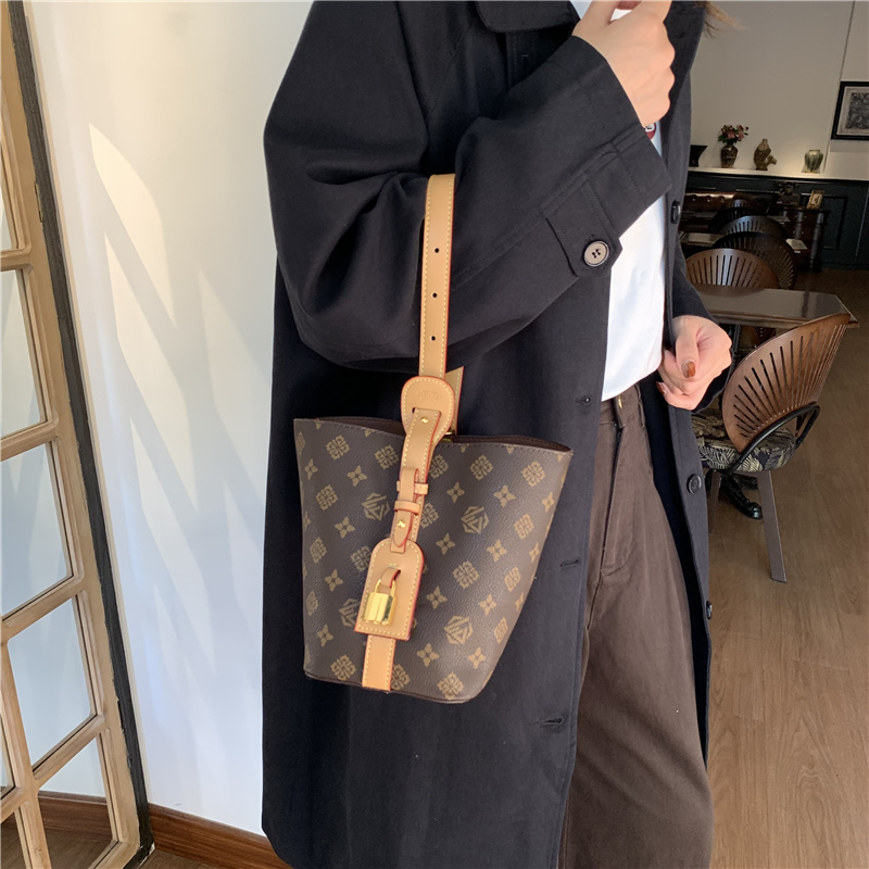 单肩复古风百搭水桶包斜挎包千金风老花大容量