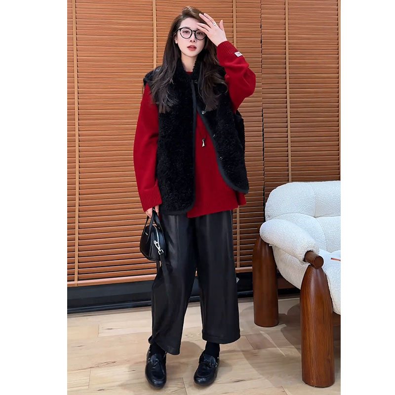 秋冬流行穿搭一整套女2025新款红色针织衫叠穿马甲休闲裤三件套