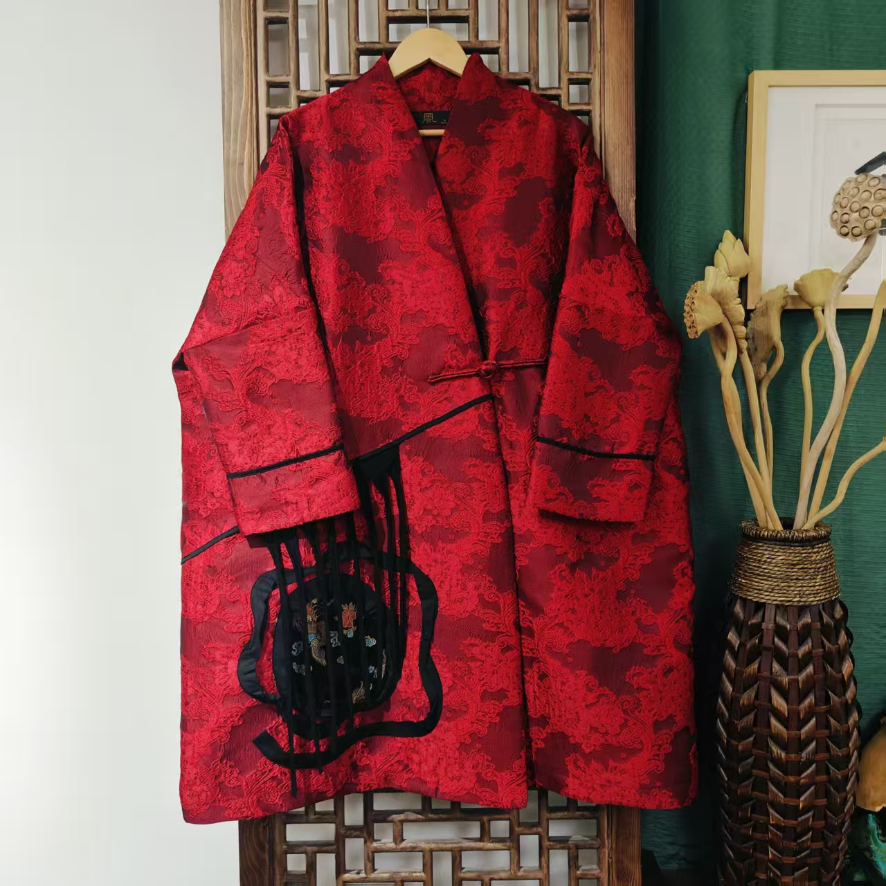 棉（LS741-2）凤徕兮私人定制红色浮雕立体提花斜襟一字扣薄棉服