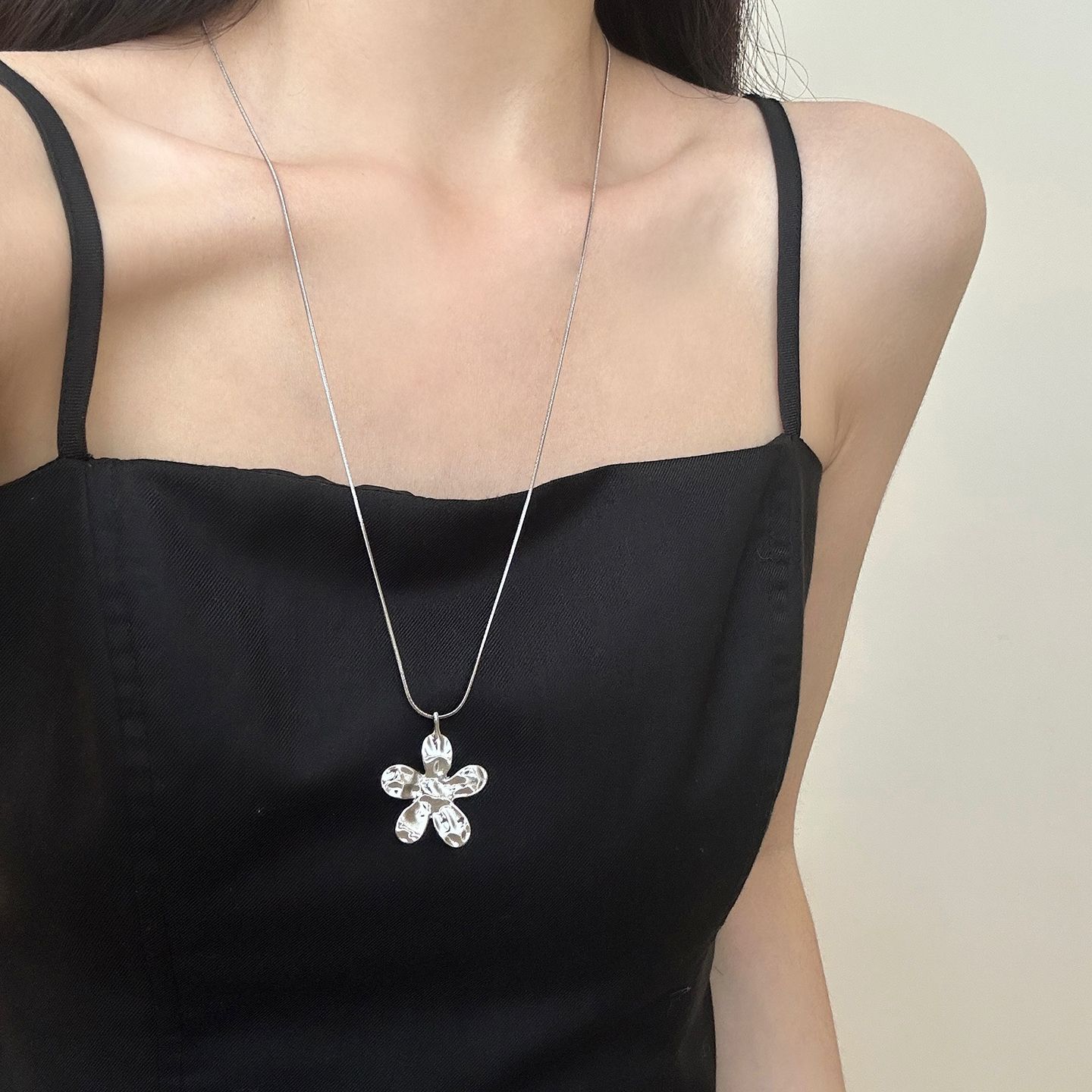 钛钢项链 2025新款韩系银色花朵长款小众设计精致锁骨链女高级感