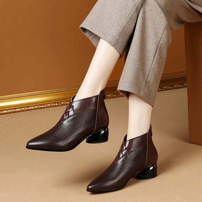 英伦真皮女靴2025年秋冬新款及踝靴中跟粗跟短靴百搭大码加绒女鞋