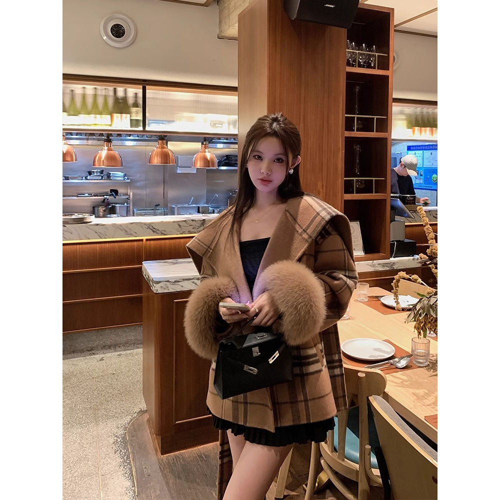 秋冬千金格纹斗篷秋冬千金狐狸毛呢子外套女羊毛高级感双面羊绒大