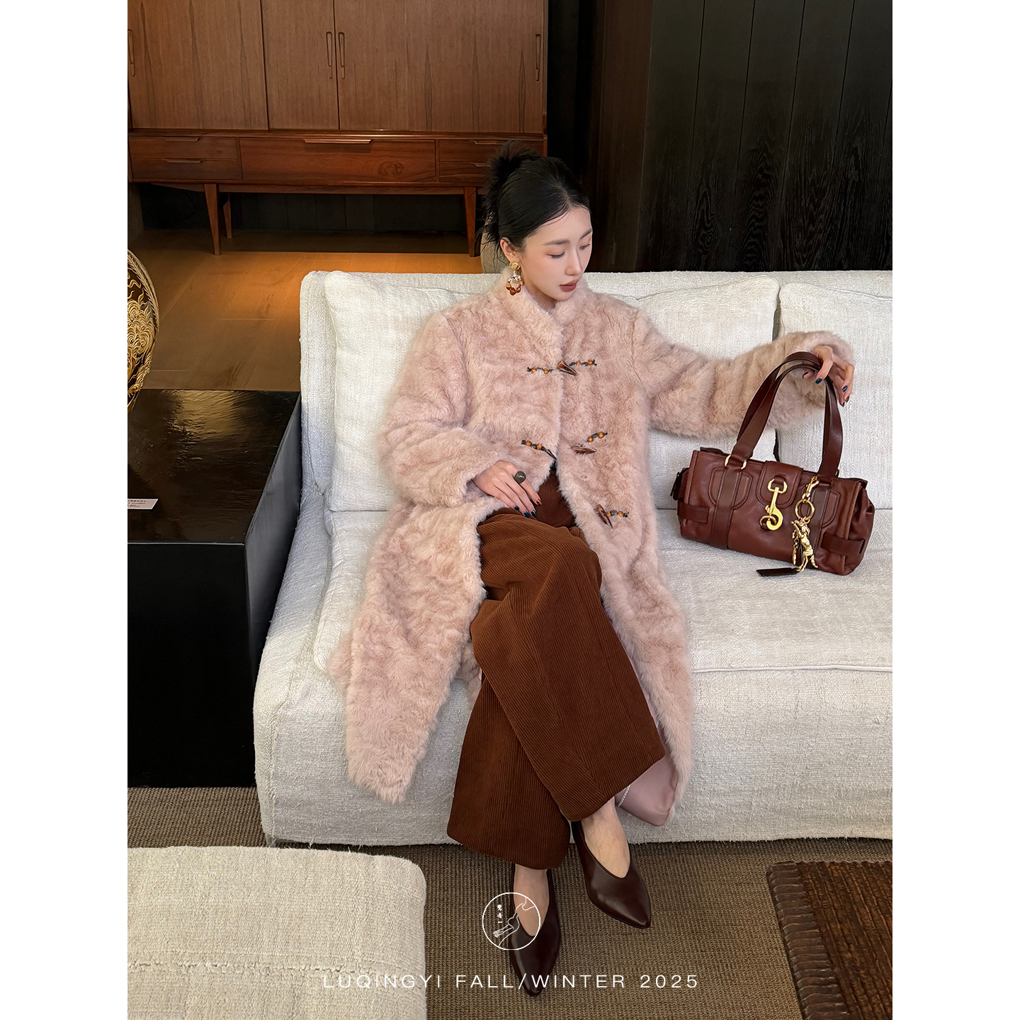 鹭青一原创【淡颜】复古牛角扣长款毛毛外套L25P7663B