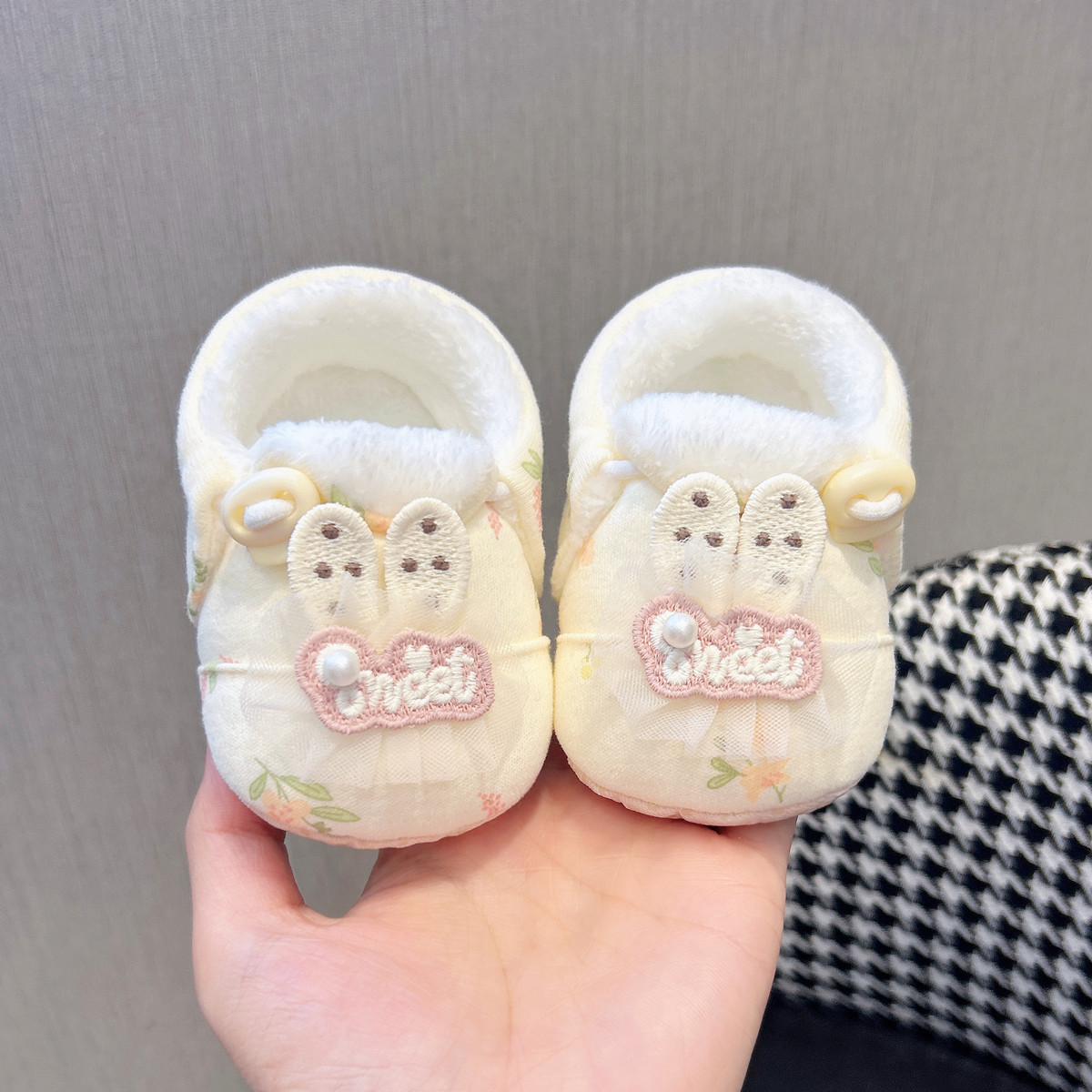 婴儿鞋秋冬女宝宝软底鞋小月龄加绒保暖不掉鞋0-1岁6-8-9-12个月7