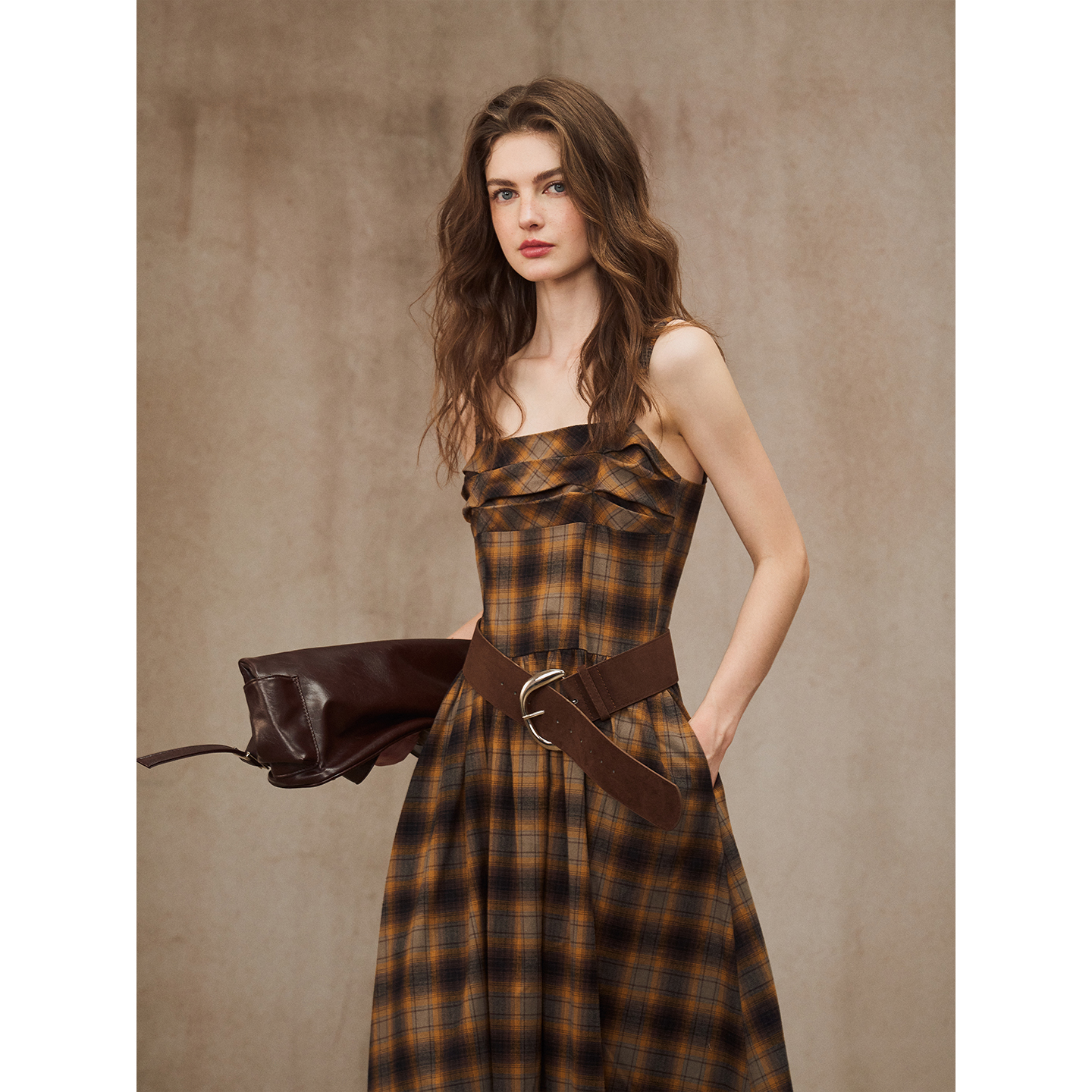 MioraStudio法式复古棕黄格抹胸吊带连衣裙 设计感收腰褶皱长裙子
