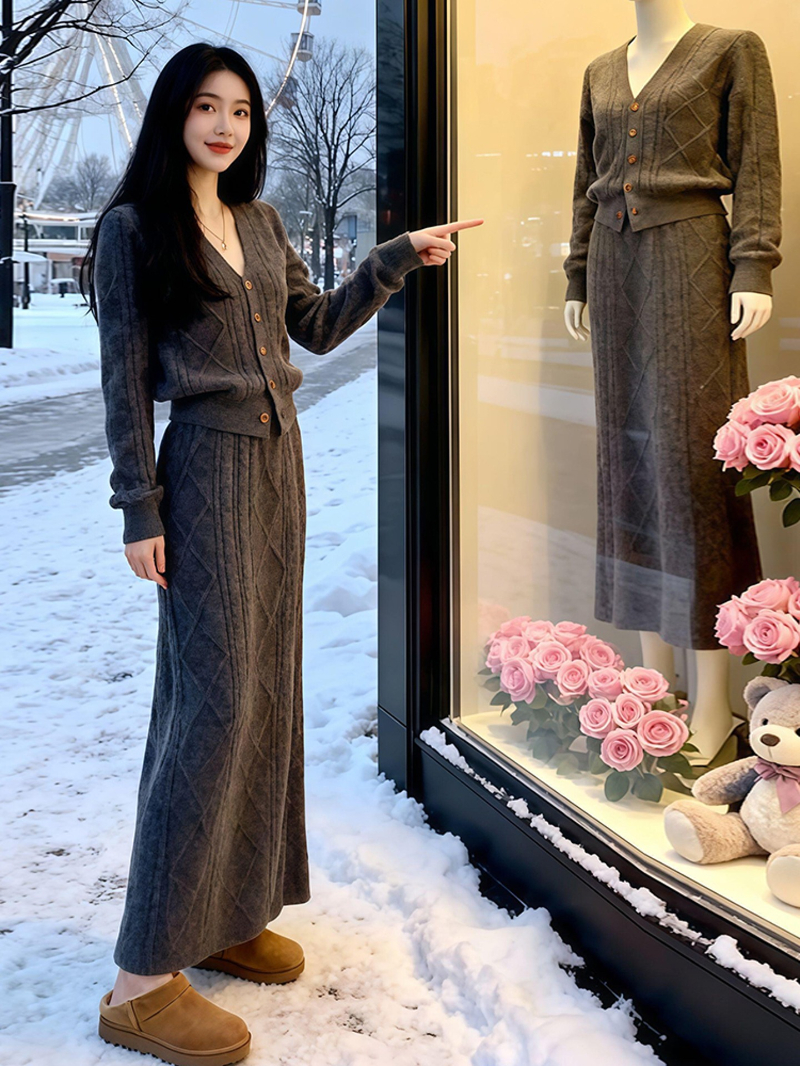 2025年冬季超火高级感减龄V领灰色针织衫高腰半身裙两件套装女