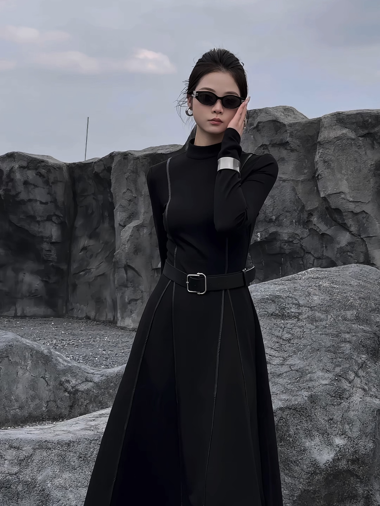 2025秋冬新款冬季黑色连衣裙2025法式气质长裙高级感高领裙子女装