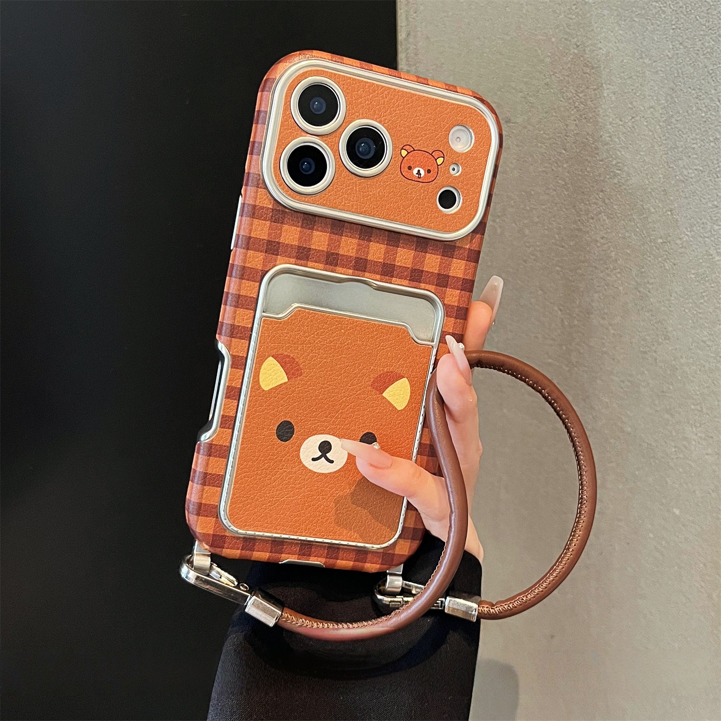 适用于苹果17promax手机壳新款棕色格子可爱小熊卡包套带挂绳防摔