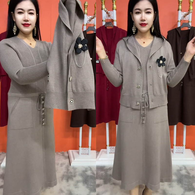 网红款洋气妈妈秋冬新款连衣裙连帽马甲长袖过膝裙子显瘦两件套女