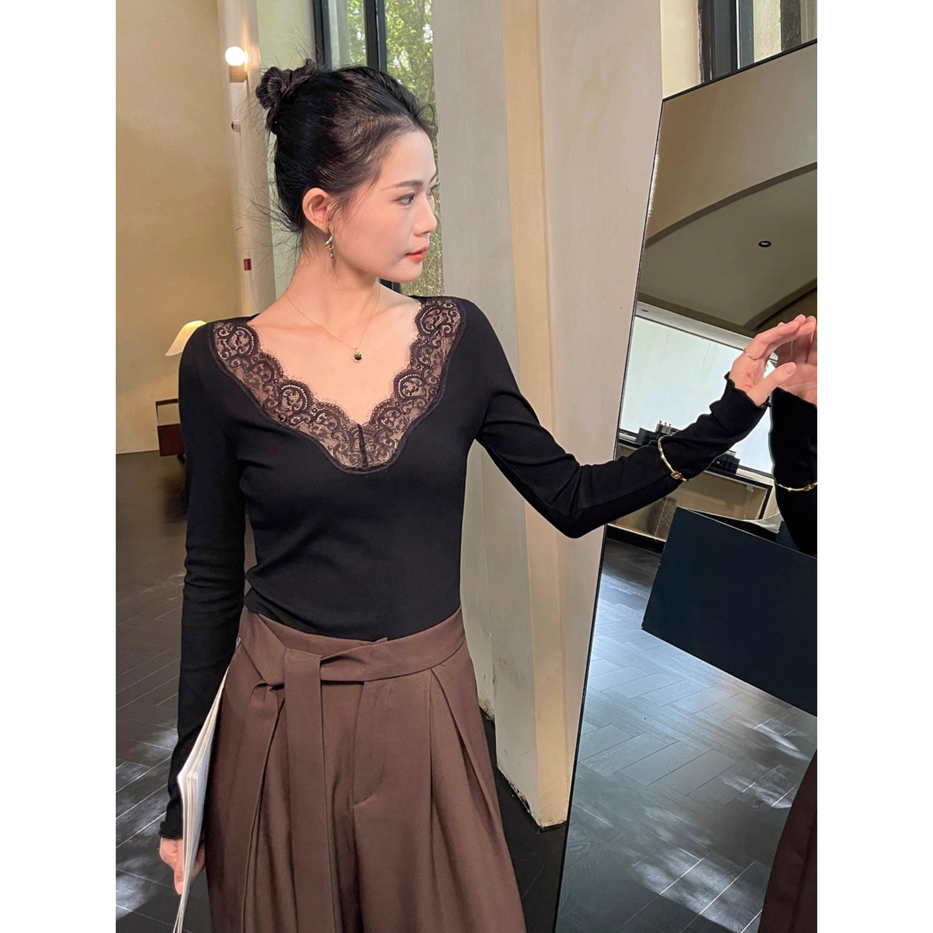 蕾丝拼接v领黑色打底衫2025新款女秋冬季长袖t恤修身气质内搭上衣