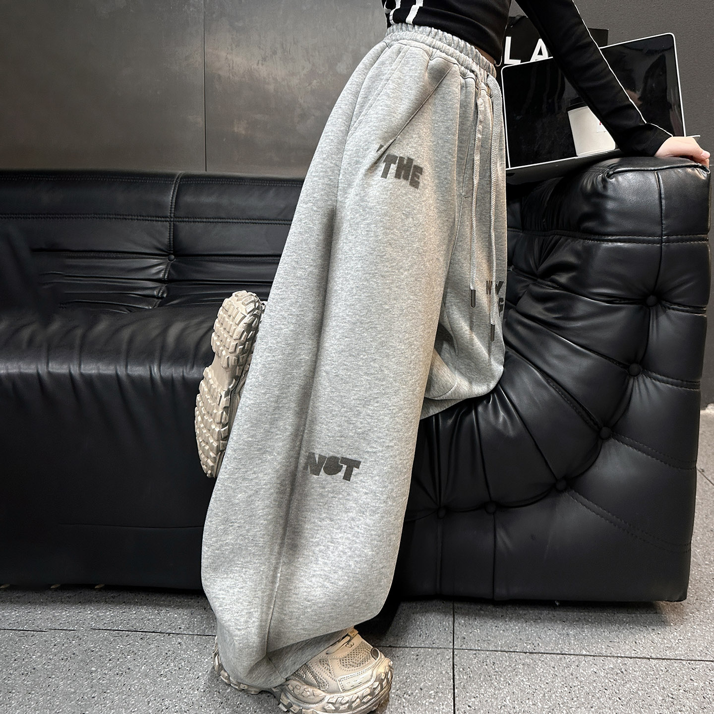 儿童秋装2025新款大女童装灰色裤子春秋款运动卫裤秋季阔腿直筒裤