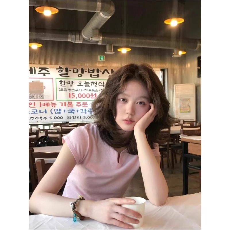 芯娇晴独特别致漂亮多巴胺粉色v领短袖t恤女夏季2025新款修身上衣