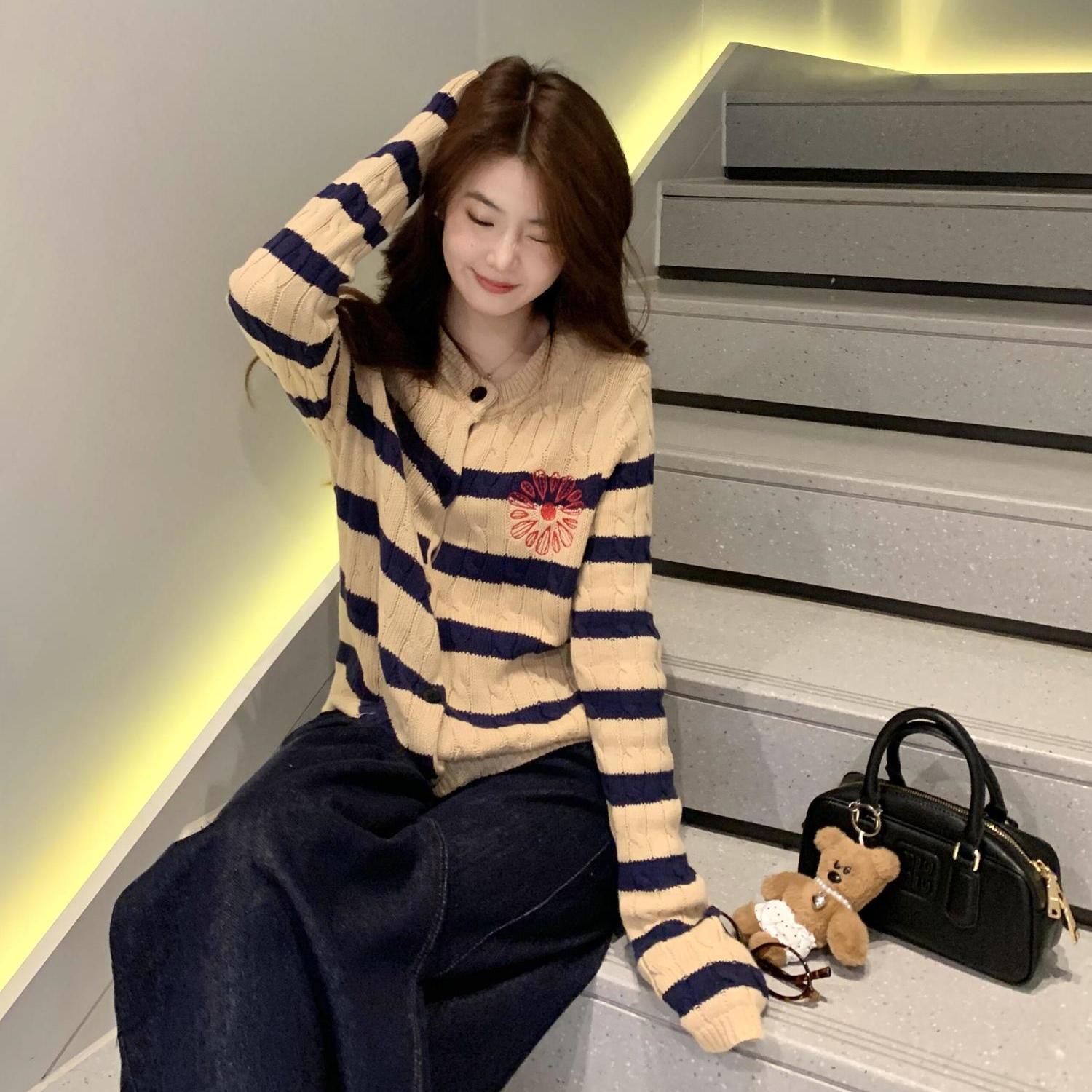 秋冬高级感穿搭撞色条纹长袖针织开衫毛衣女韩系松刺感慵懒针织衫