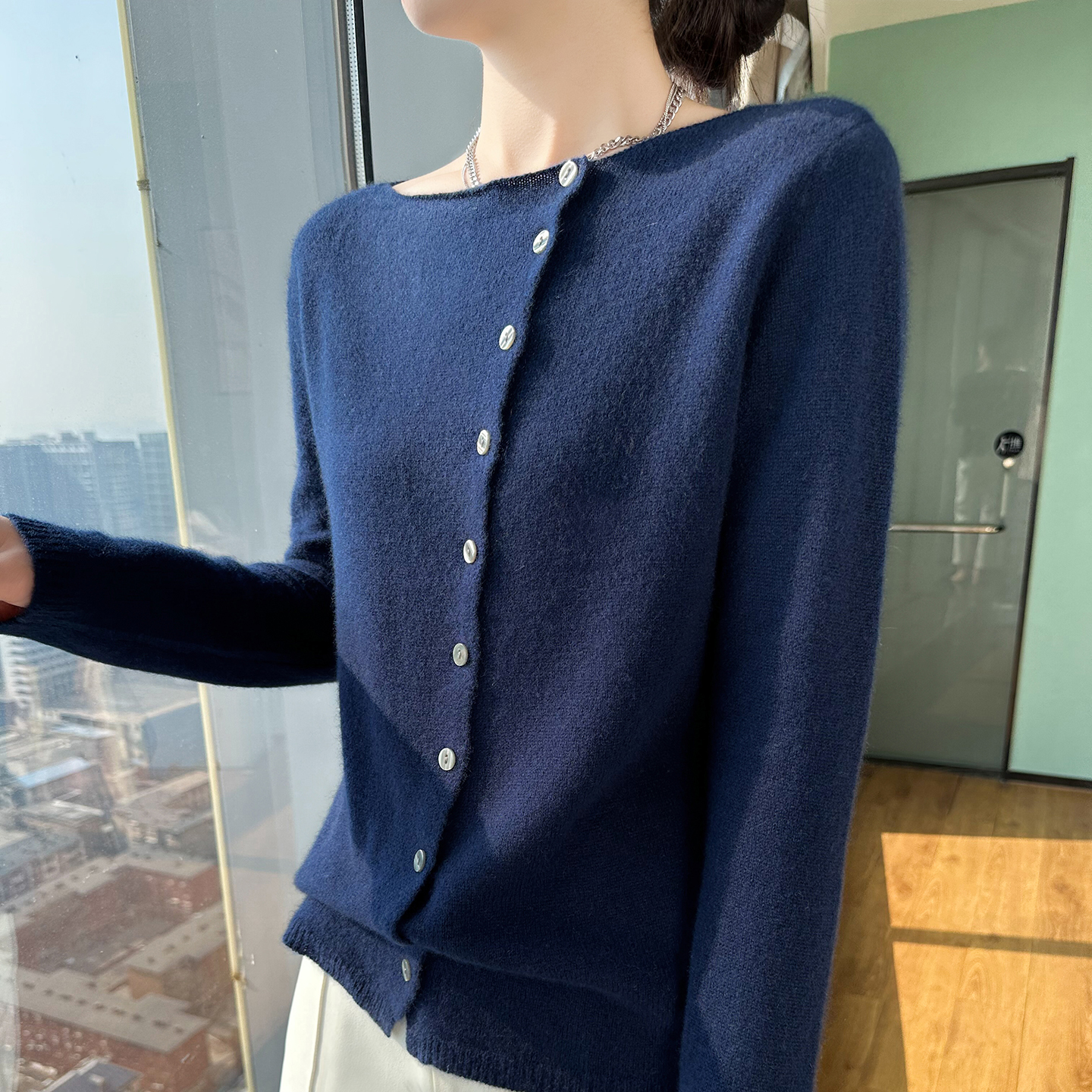 斜扣设计薄款山羊绒衫女一字领毛衣外搭时尚百搭宽松羊毛针织打底