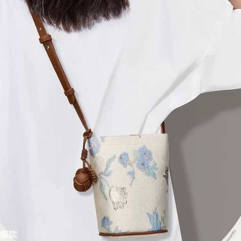 新中式包包女2025休闲小众百搭单肩斜挎包高级感通勤水桶包手机包