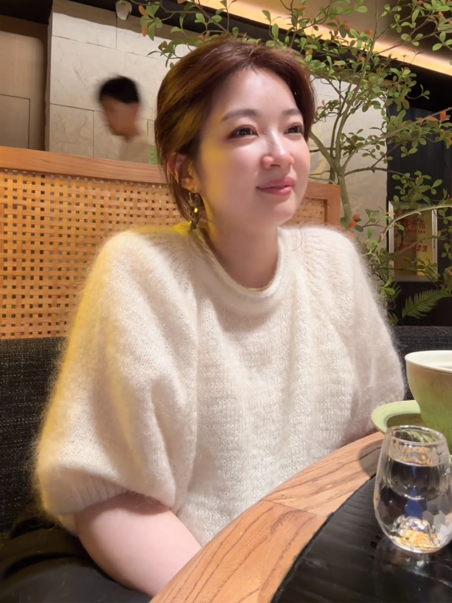 韩系氛围感早秋穿搭上衣高级小众不撞款软糯慵懒风白色圆领针织衫