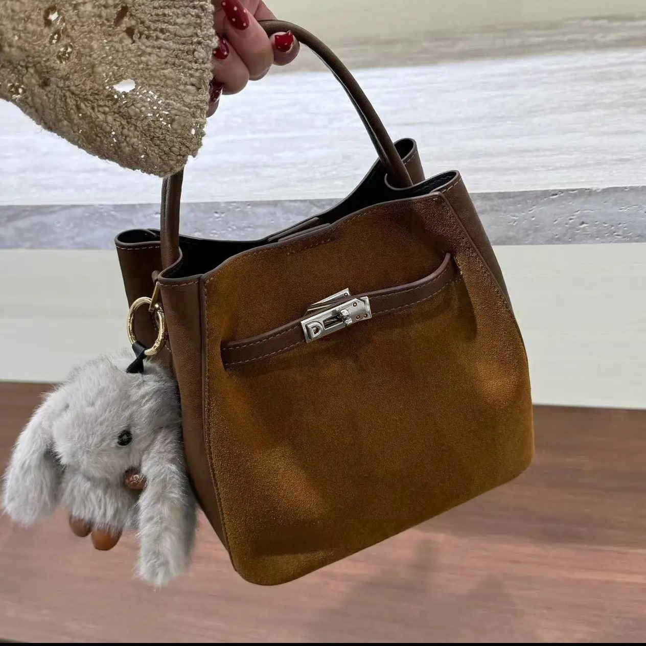 高级感磨砂皮水桶包包秋冬新款百搭复古手提包单肩斜挎包通勤女包