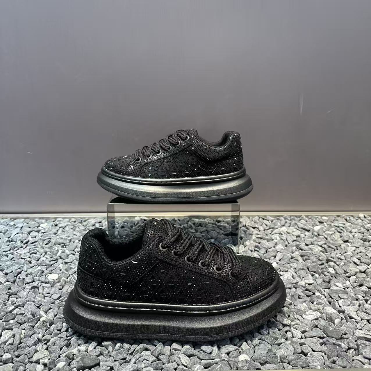 新款男士时尚百搭厚底烫钻重工休闲鞋舒适软底轻便个性潮流男款鞋