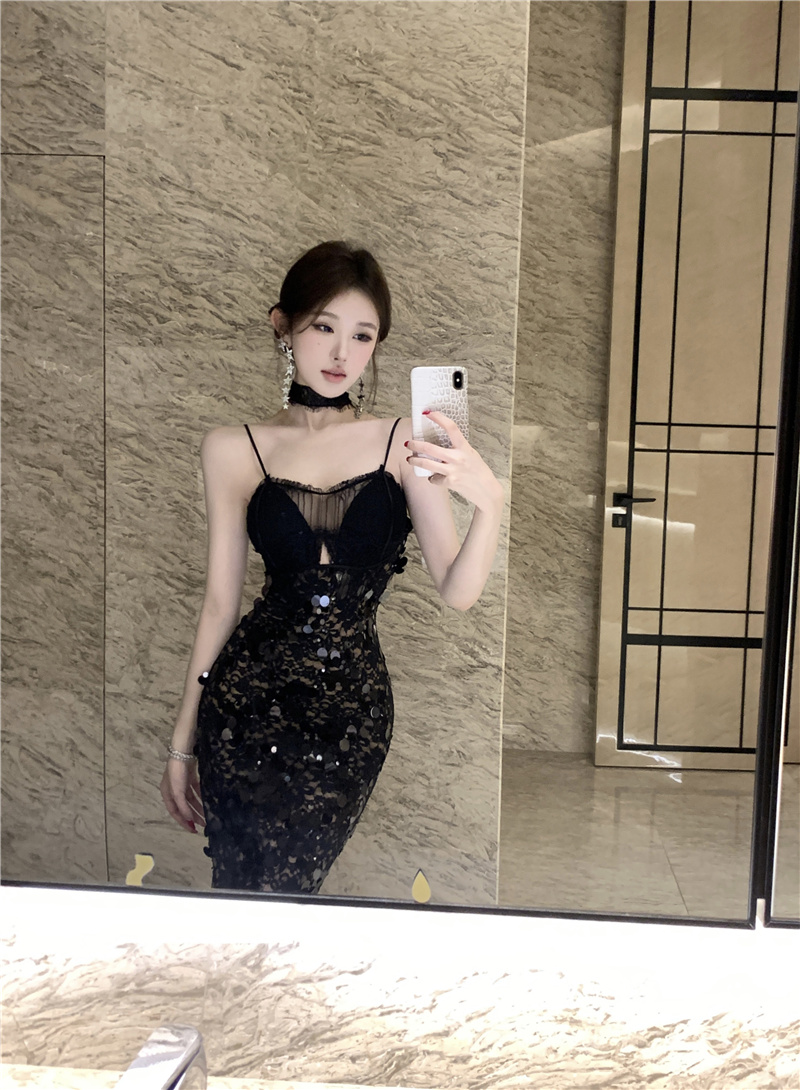 2026春季新款设计感蕾丝吊带连衣裙女性感亮片包臀长裙黑色开叉裙