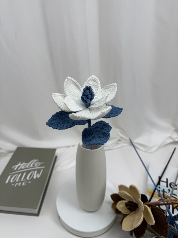 成品手工编织玉兰荷花毛线花束可作节日礼物客厅摆设