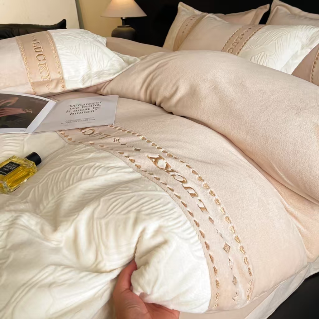 【牛奶绒四件套】高品质升级款-绒被雕花绣花-高克重床单圆角荷叶边