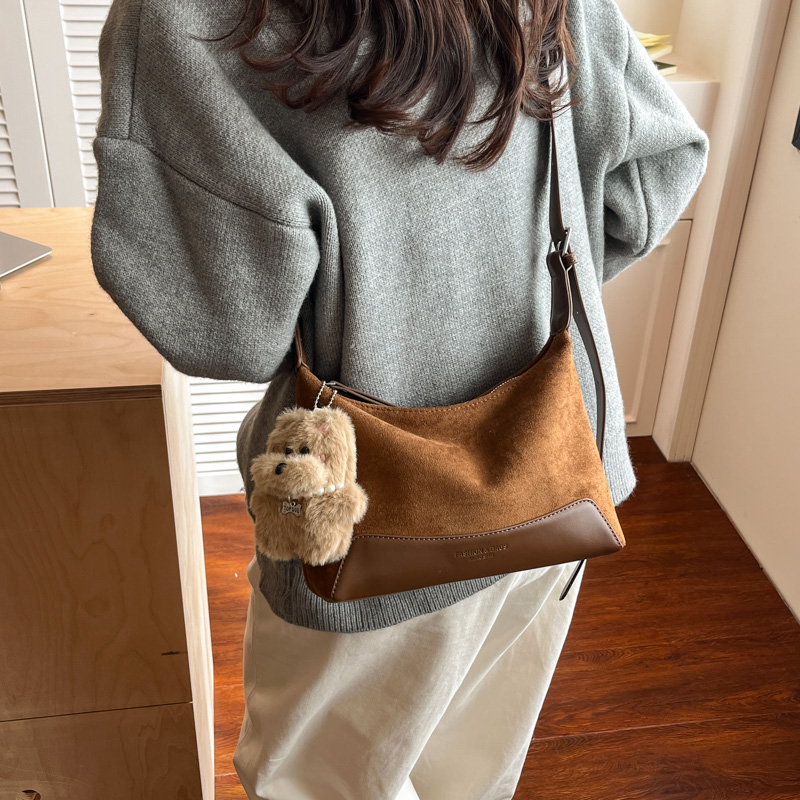 麂皮绒超火托特包包女2025新款高级感小众休闲通勤百搭斜挎枕头包