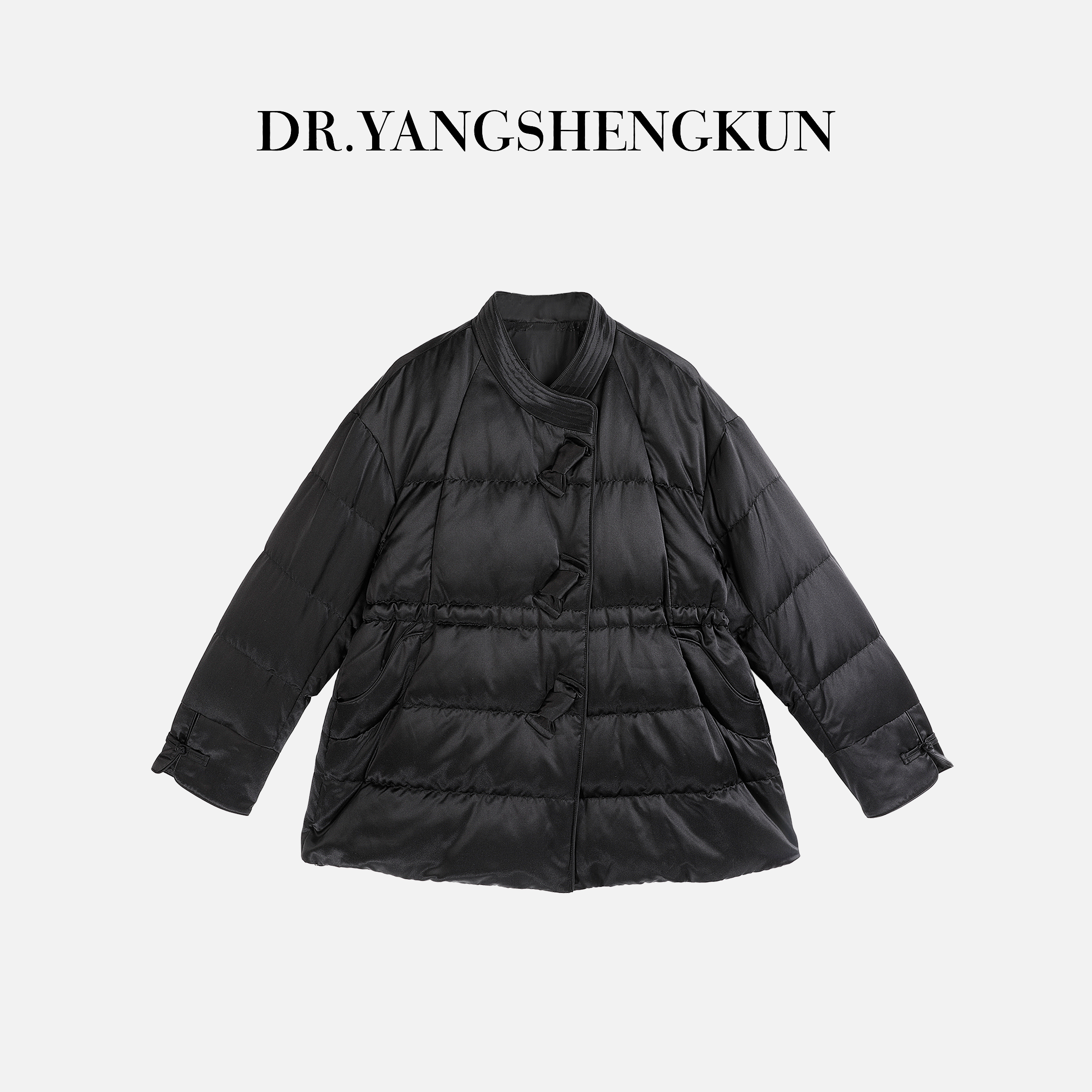 杨圣坤2025冬季新品立领蝴蝶结扣中长款盘扣鹅绒服外套SQ25121209