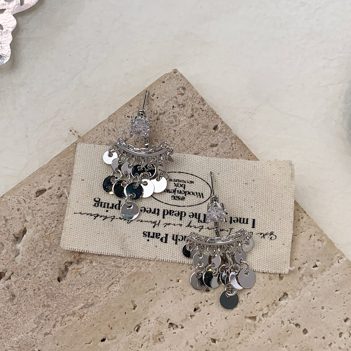 小众气质高级感冷淡风耳环小巧简约时尚百搭个性气质圆形亮片流苏