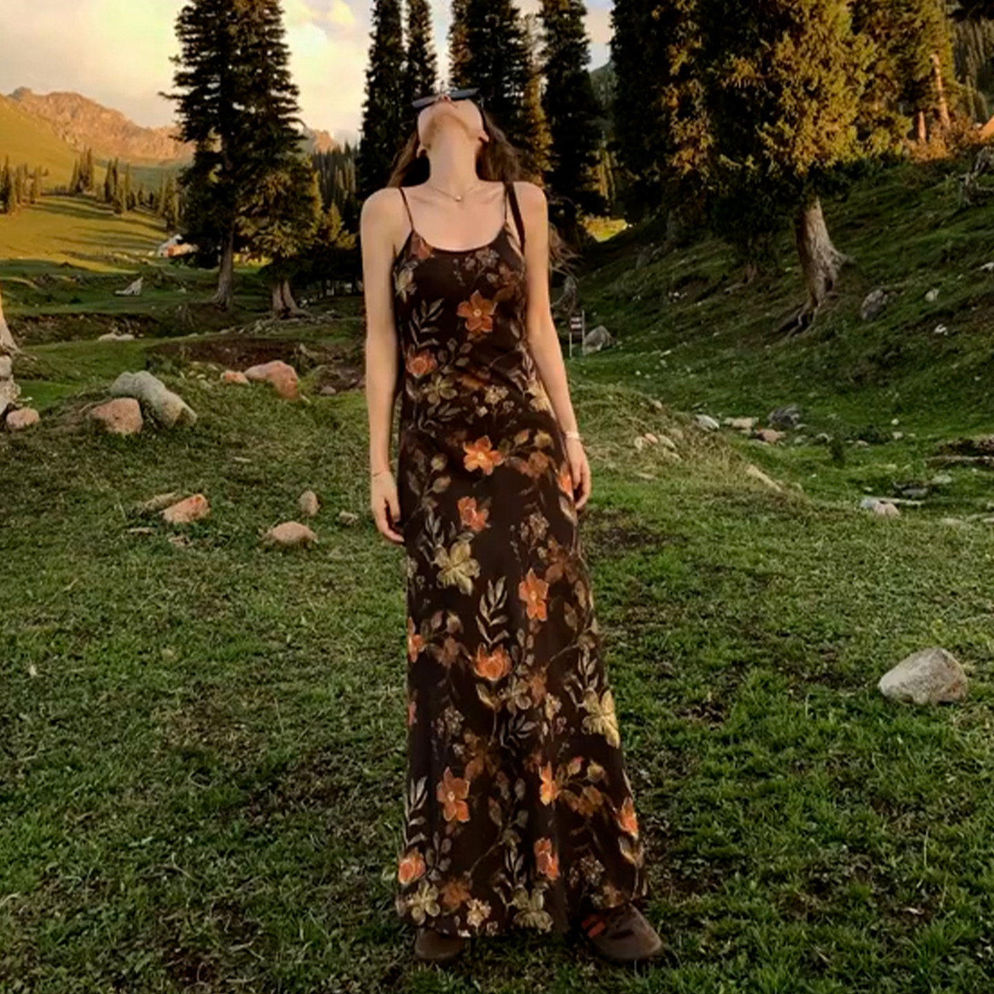 漂亮冷淡系高级感法式气质碎花吊带连衣裙子女夏天巨好看度假长裙