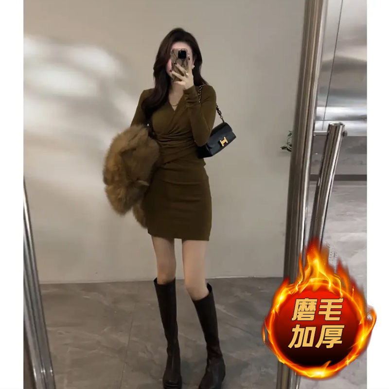 长袖连衣裙秋冬季新款磨毛保暖今年流行爆款褶皱修身设计感包臀裙