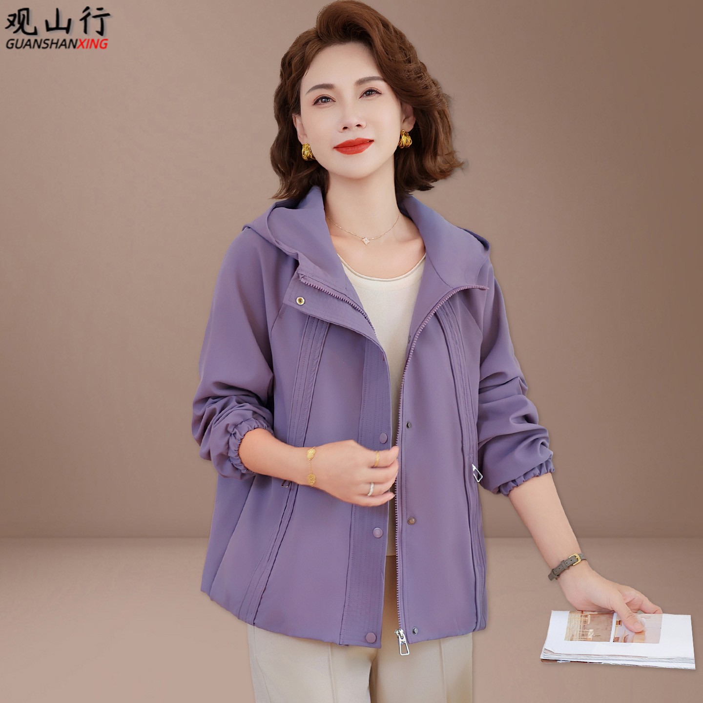 50多岁妈妈秋装外套2025新款品牌洋气中老年女士春秋风衣短款时尚