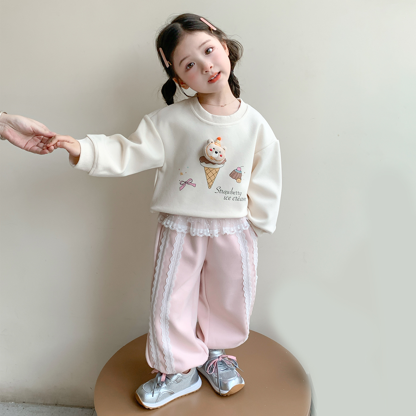 女童秋季2025时尚洋气儿童甜美可爱冰淇淋小熊印花卫衣花边裤套装