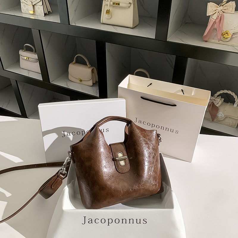 真皮复古咖啡色水桶包女斜挎2025新款轻奢小众高级感软皮菜篮子包