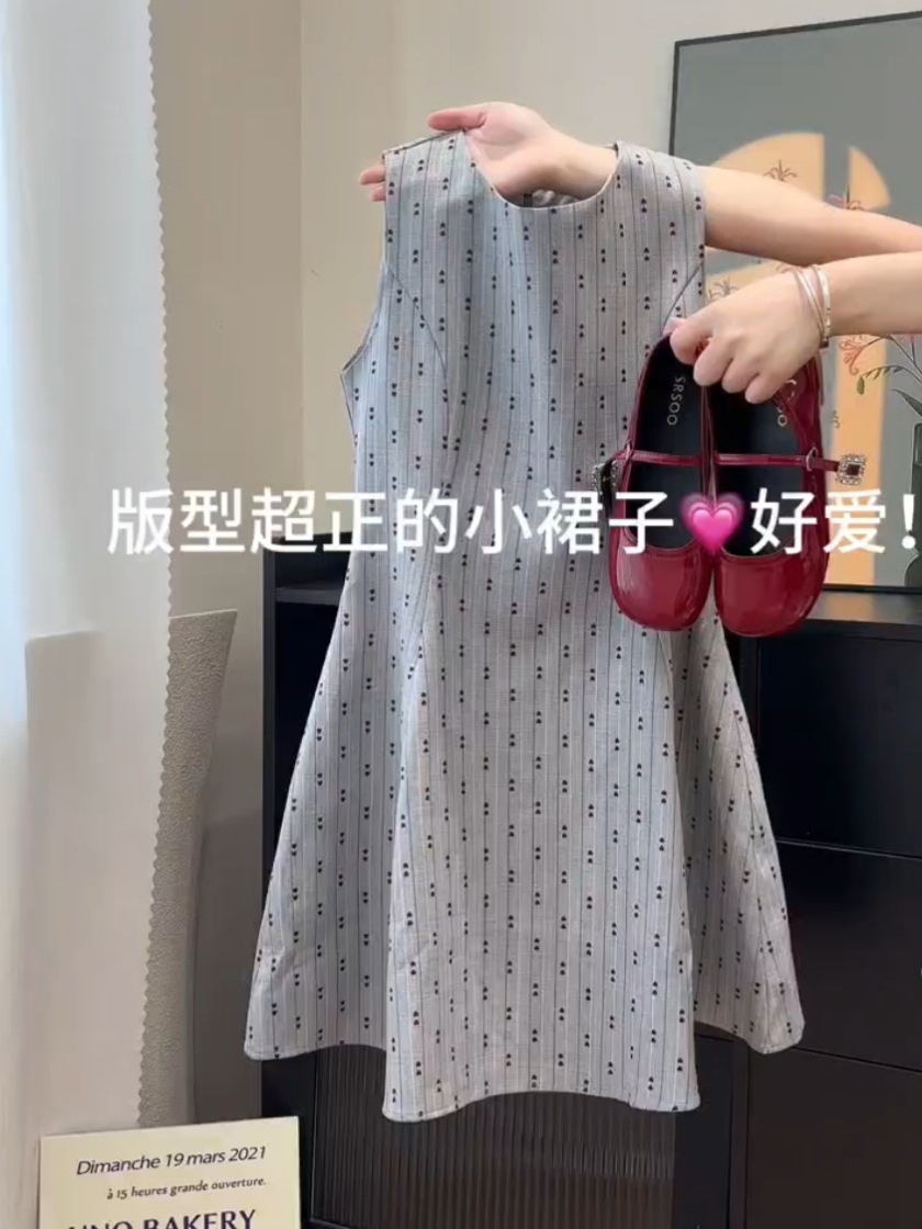 夏季新款法式气质复古小桃心学院风气质收腰显瘦圆领背心连衣裙女