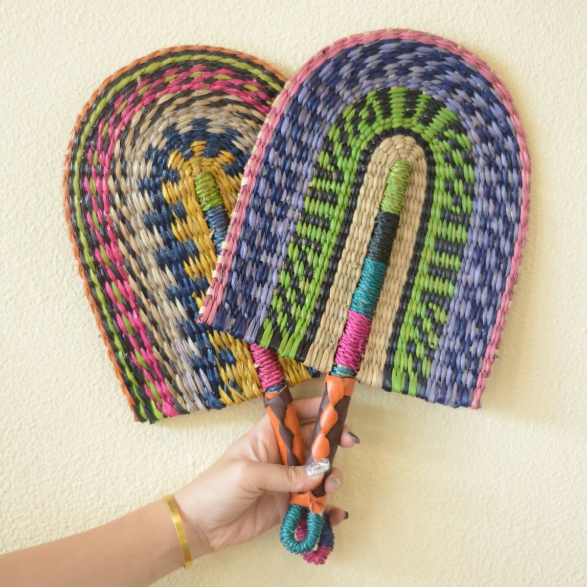 编织草手摇扇子挂墙海草元素多色拼接中国风扇子