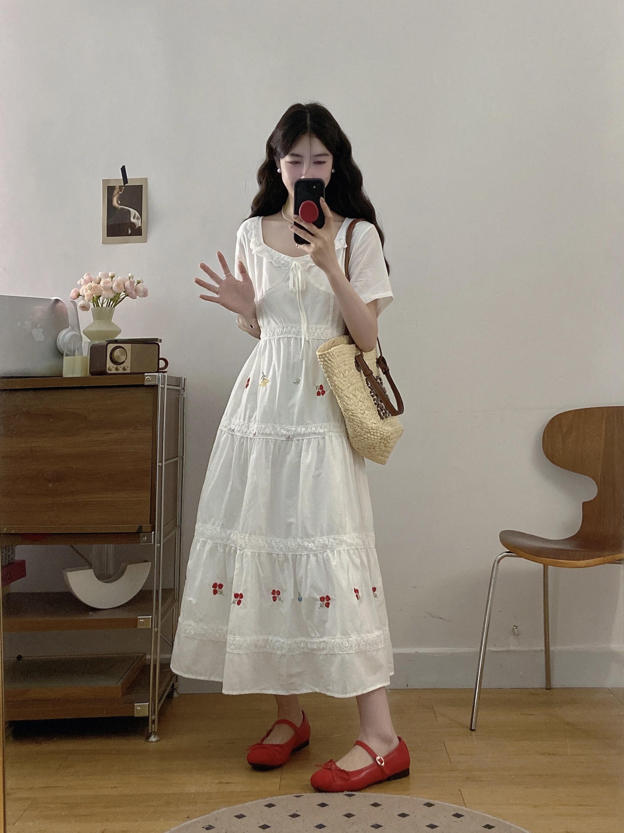 大码2025夏季新款温柔甜美刺绣连衣裙时尚方领收腰显瘦长裙女