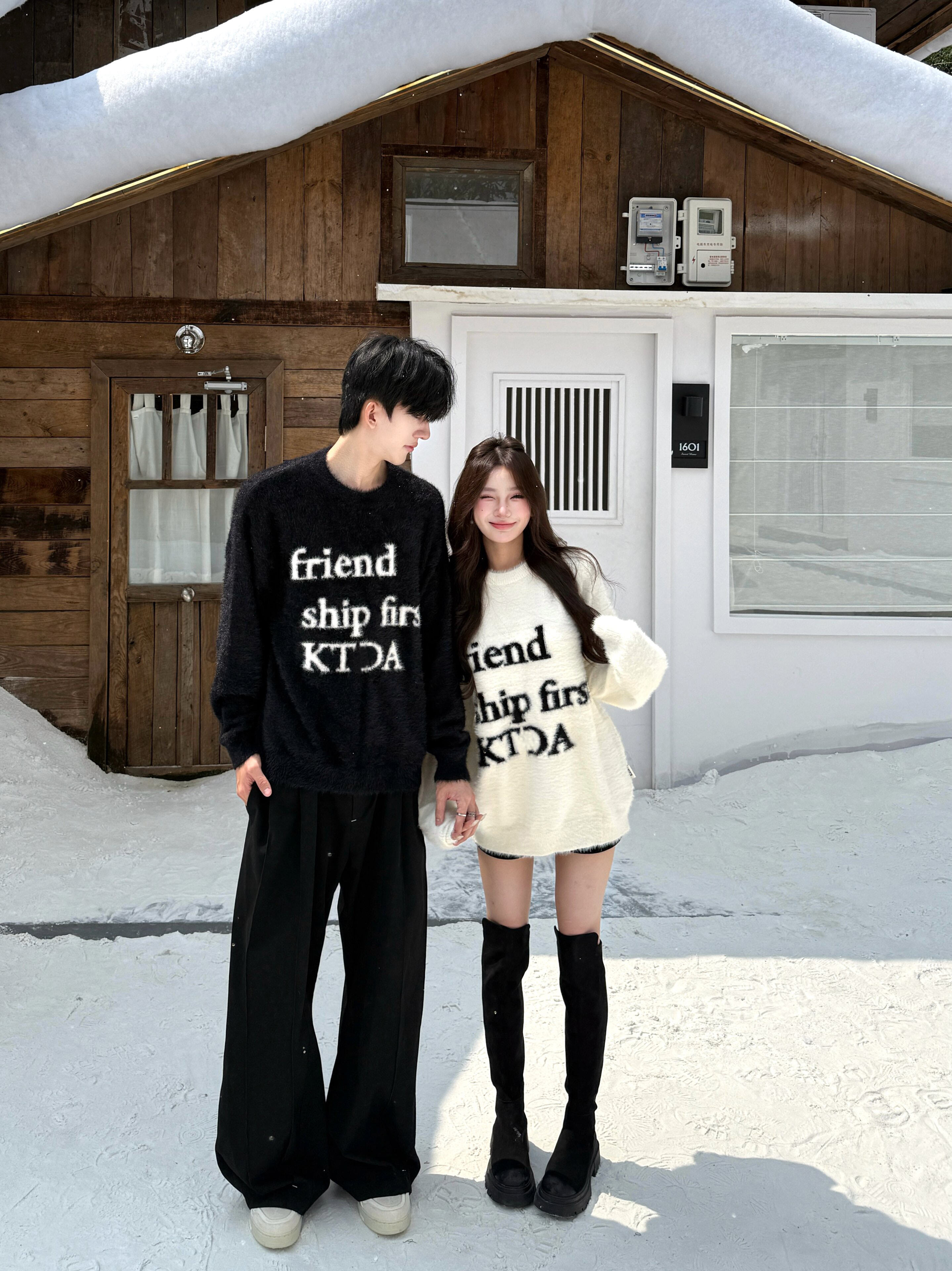 情侣毛衣字母冬季长袖圆领常规款免烫常规保暖套头针织衫