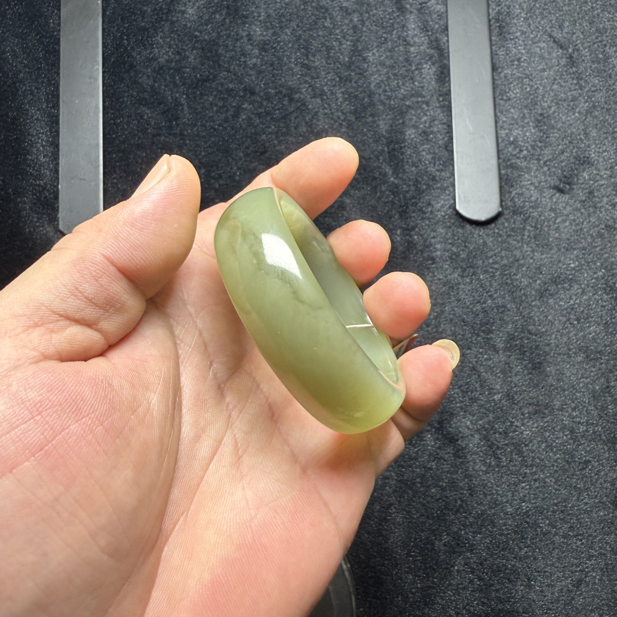 54圈口，和田玉青海青手镯，肉质细腻，油脂光泽，没有棉絮没有绺裂