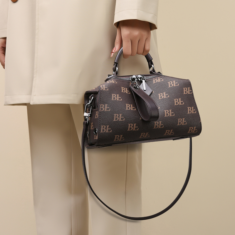 品牌专柜正品品牌斜挎包女2025新款皮包手提单肩软皮