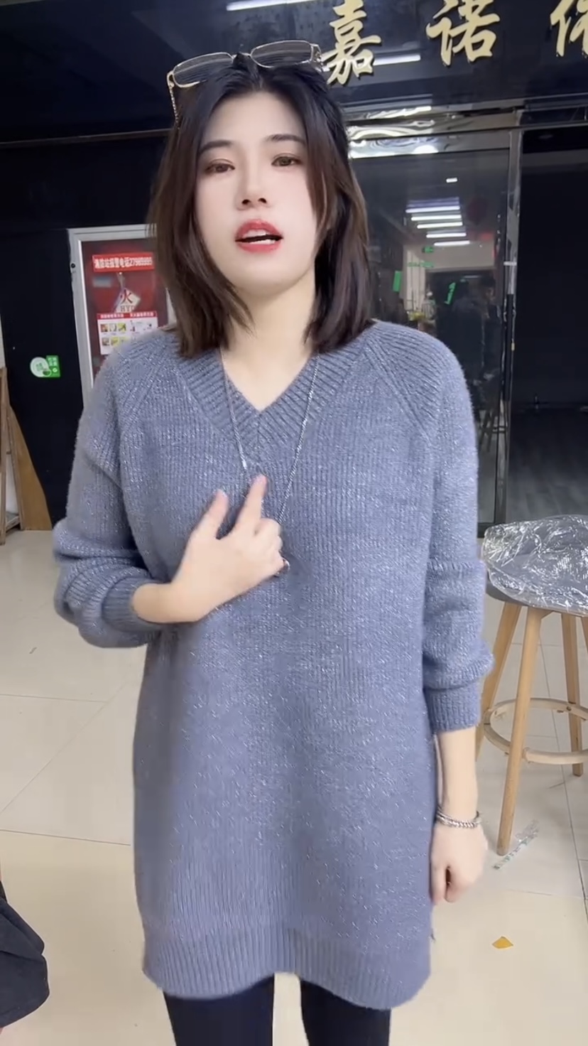 2025年新款宽松秋冬装长袖上衣纯色素板圆领洋气时尚针织衫毛衣女