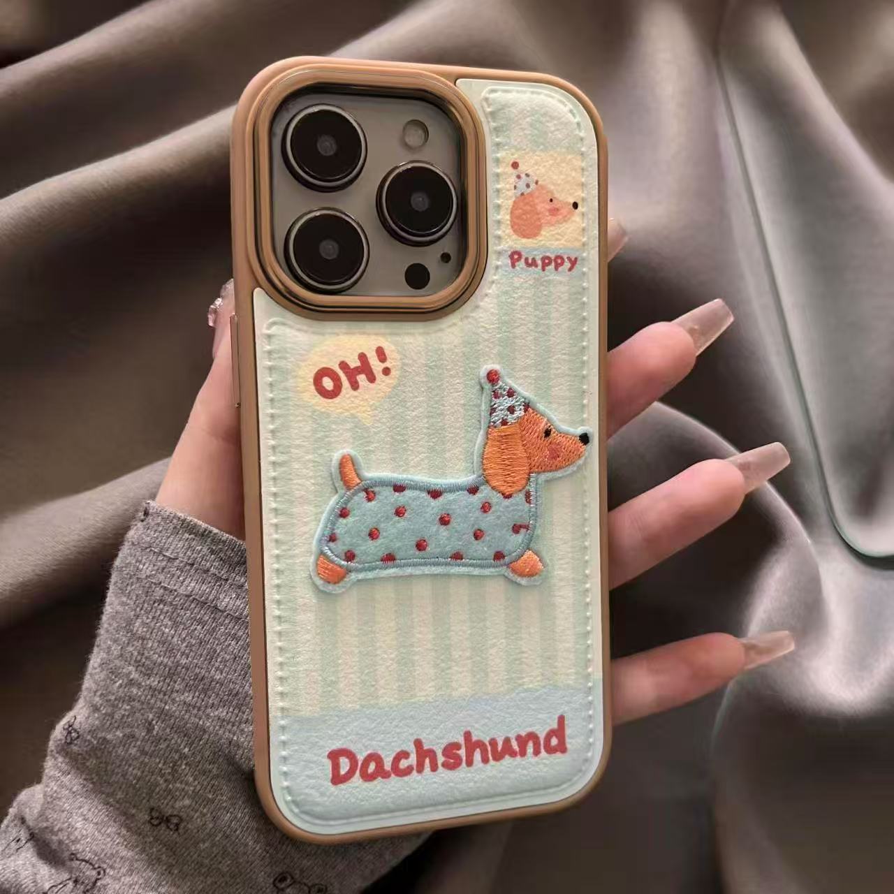 可爱蓝衣狗刺绣皮纹适用于iphone17Promax手机壳16苹果15软14防摔