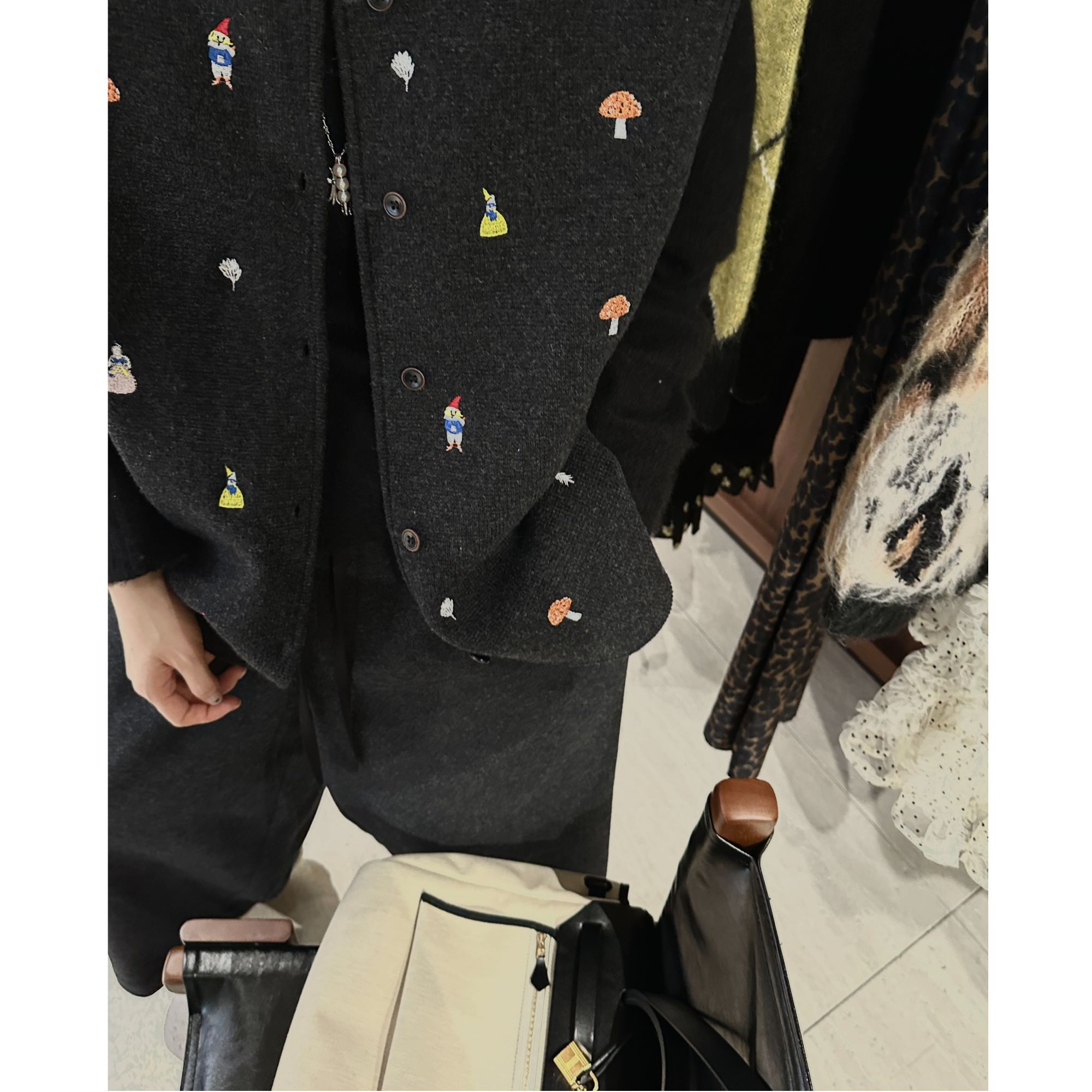 100绵羊毛蘑菇小人刺绣针织马甲 J25MY842