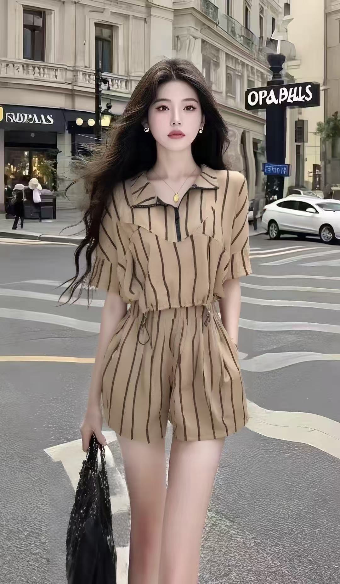 简约休闲通勤风气质穿搭卡其色条纹不规则短款上衣+百搭短裤套装