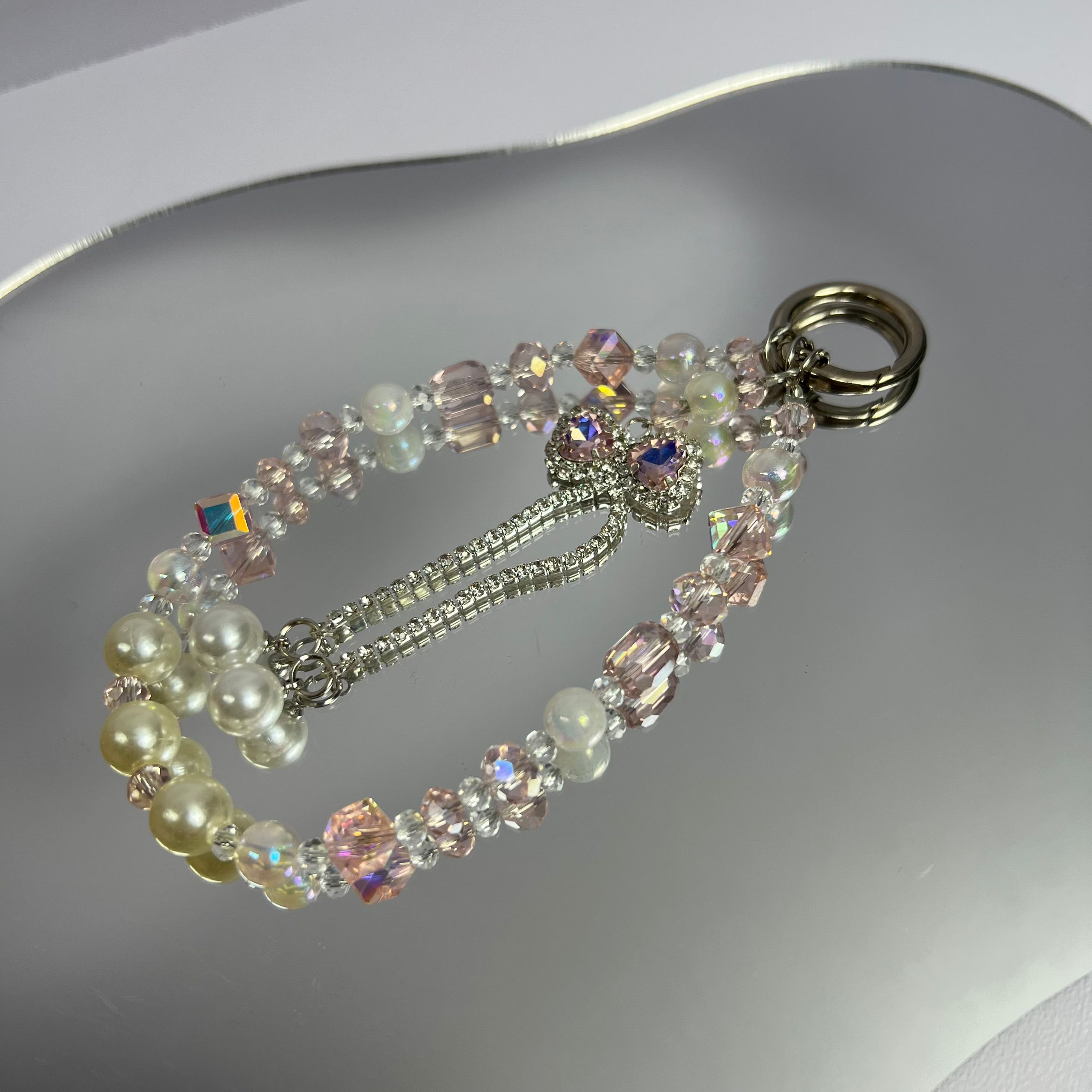 珍珠水钻流苏蝴蝶手机链短款手腕挂绳串珠挂饰链条相机挂件高级感