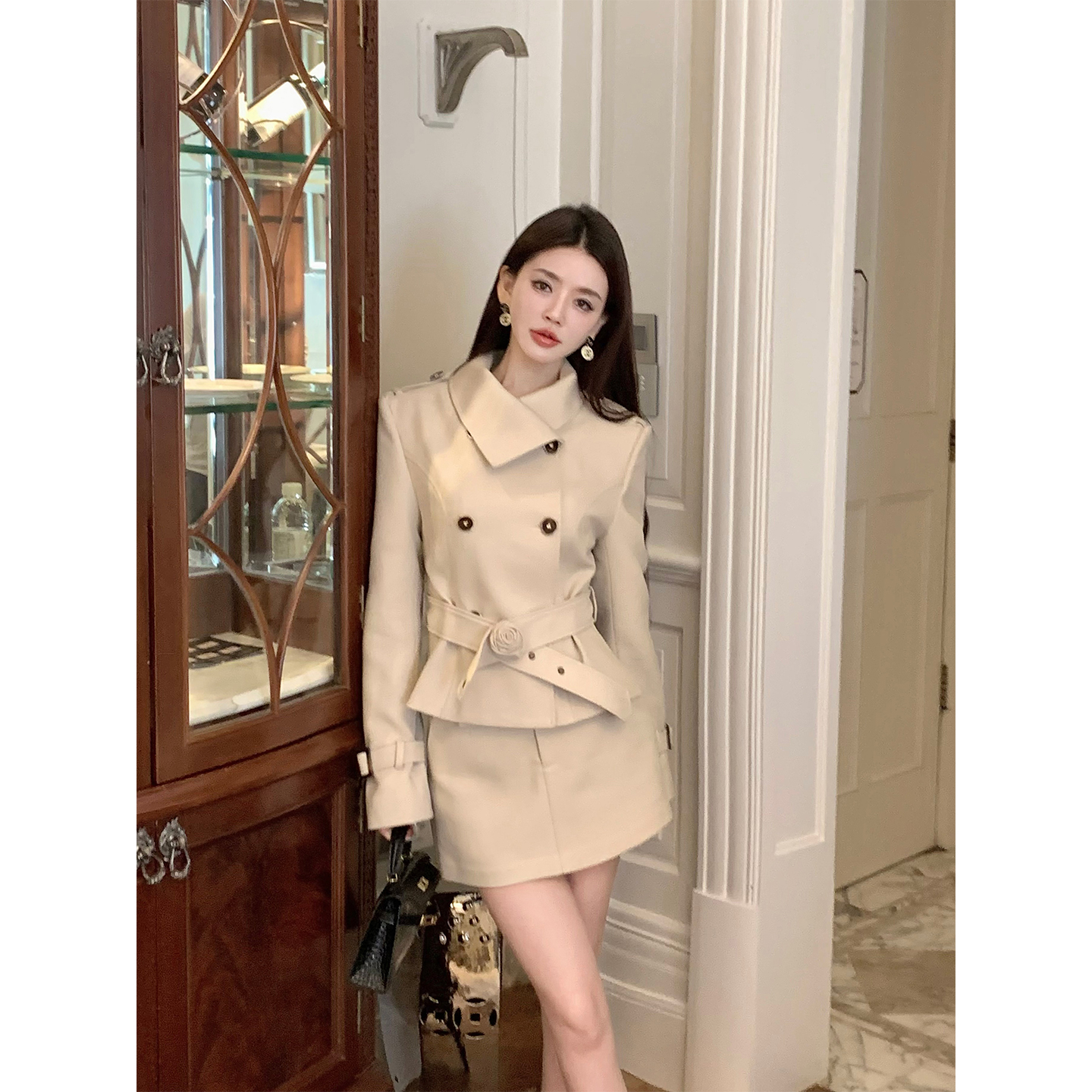 冯薪颖【英伦假日】秋季气质翻领短款女风衣套装Q506117