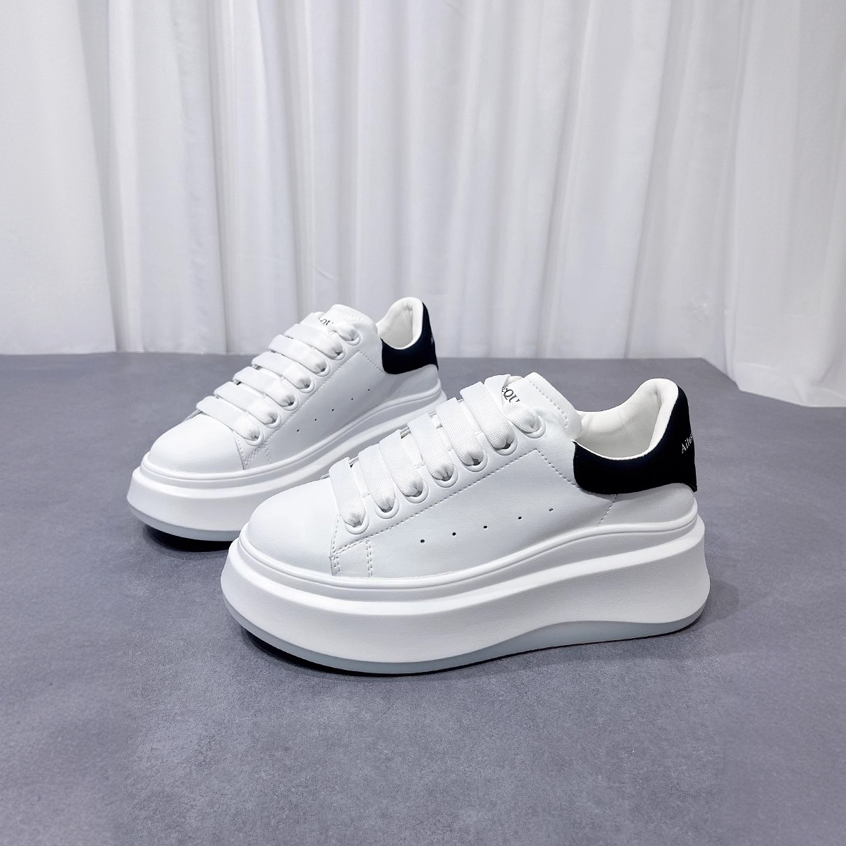 小白鞋女皮面透气2025秋冬季新款百搭厚底防滑耐磨爆款休闲板鞋女