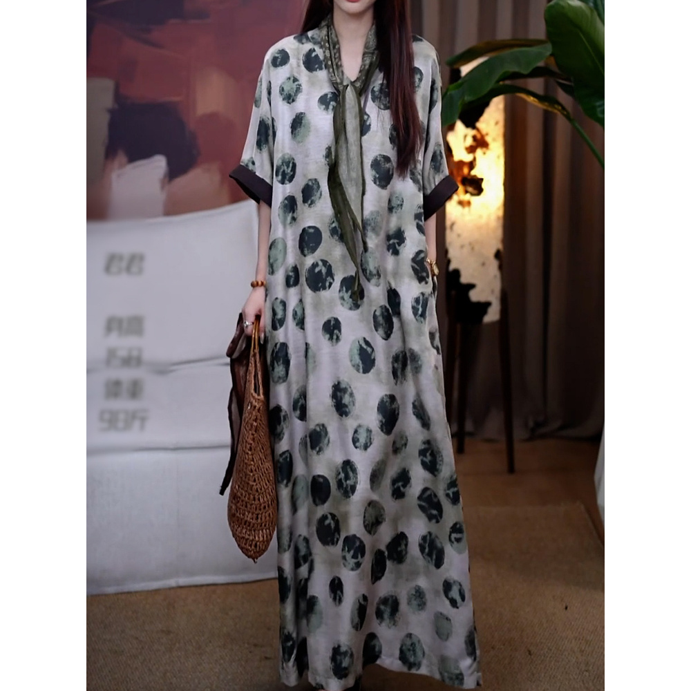 洋气波点印花V领连衣裙2025夏季新款高级感七分袖遮肉显瘦直筒裙