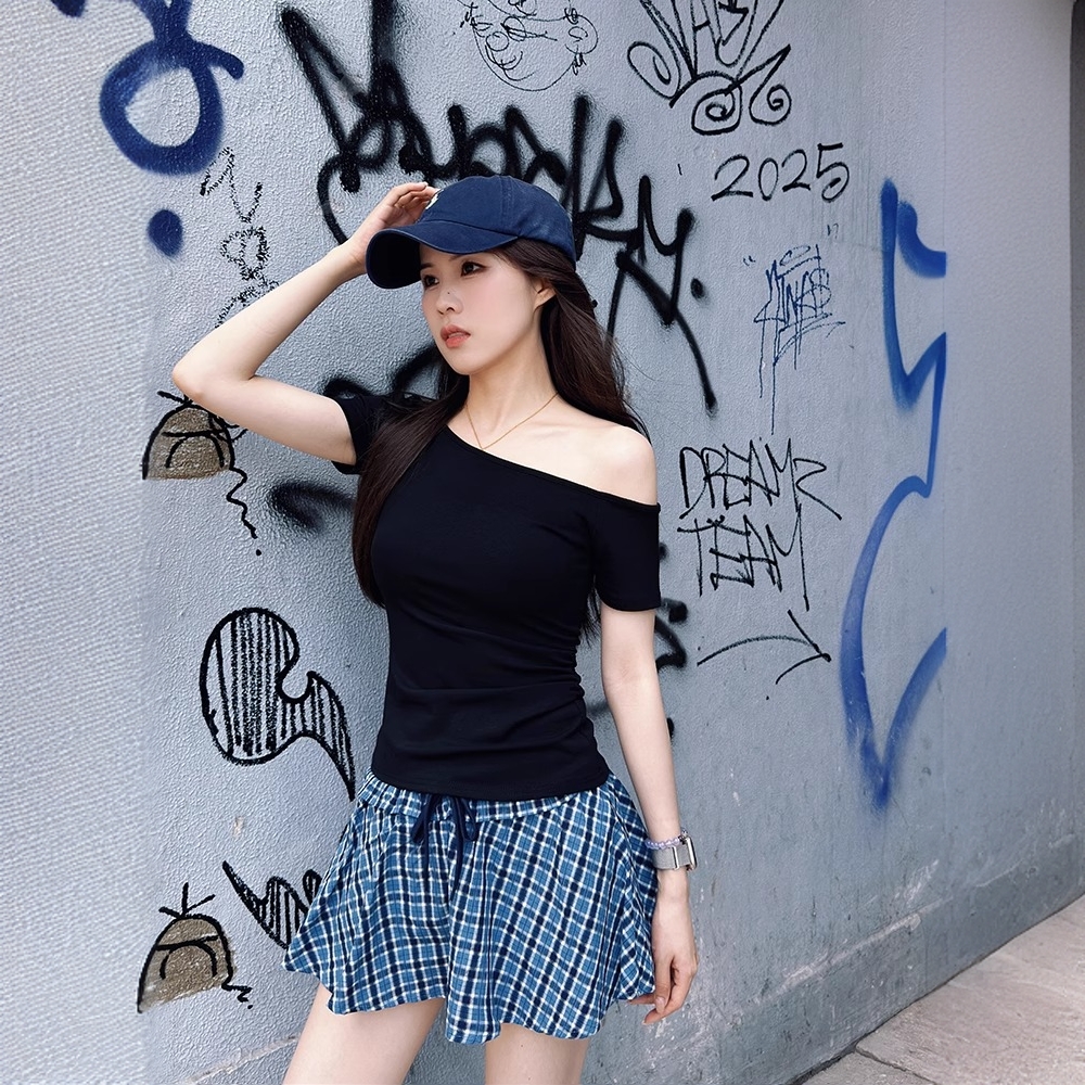 黑色露肩短袖一字肩T恤女夏2025韩版新款设计感小众显瘦斜肩上衣